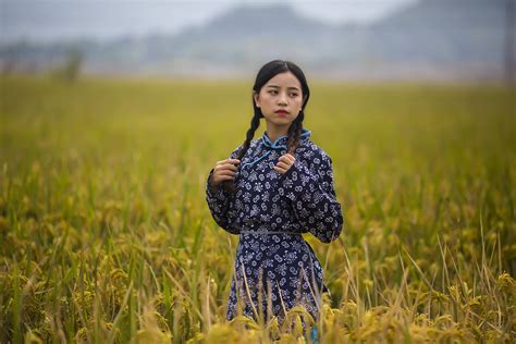 村里有个姑娘